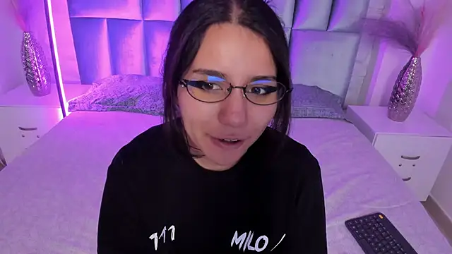 HollyPeach online show from April 2026 07:37:01 PM