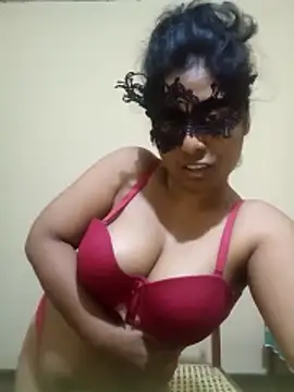 Expose Queen online show from December 2025 04:34:02 PM