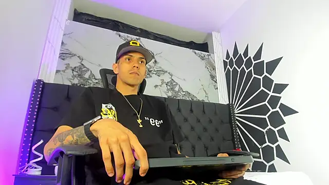 DerryAndIzzy online show from April 2026 04:59:02 AM