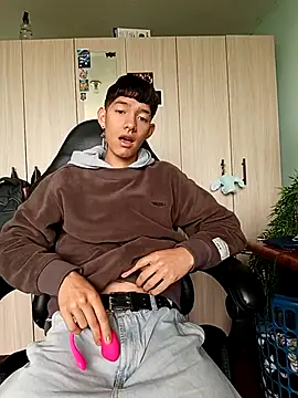 heyy noah11 online show from April 2026 01:36:02 PM