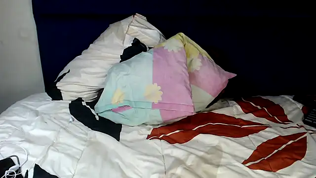 Yolaqueen04 online show from December 2025 07:20:02 PM