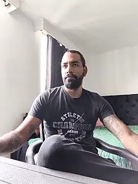 Snapshot of logan_arte_dance chatting on October 2025 07:02:02 PM logan arte dance online show from October 2025 07:02:02 PM