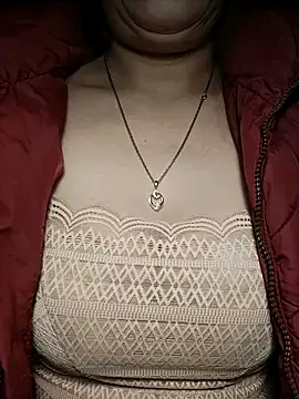 YiyinLy online show from November 2025 07:14:02 PM