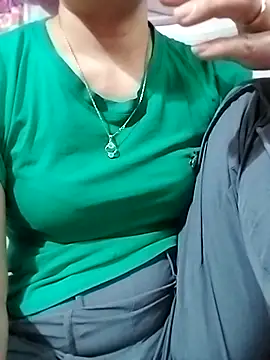 YiyinLy online show from November 2025 05:32:02 AM