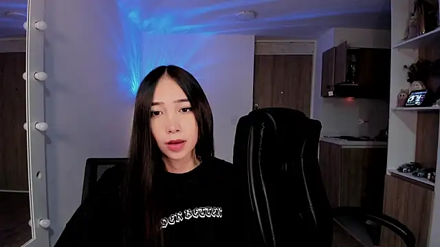 Snapshot of Mikeyvioleta_ chatting on December 2025 11:00:02 PM Mikeyvioleta online show from December 2025 11:00:02 PM