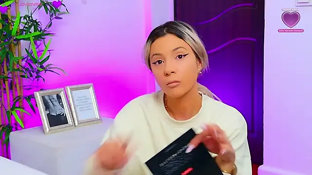 AriannaSins online show from September 2025 12:09:01 PM