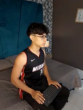 Aaron Eze online show from March 2026 12:32:01 PM