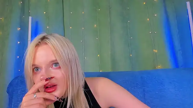 Snapshot of AlessaKiss chatting on June 2026 02:33:01 PM AlessaKiss online show from June 2026 02:33:01 PM