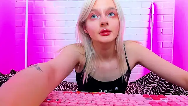 Snapshot of AlessaKiss chatting on June 2026 02:33:02 AM AlessaKiss online show from June 2026 02:33:02 AM