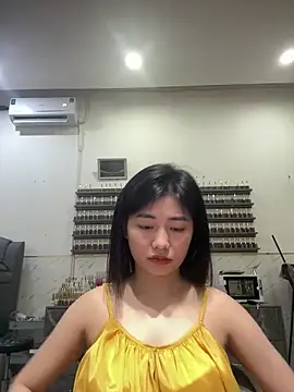 Snapshot of Yiyi_cute chatting on October 2025 10:29:01 AM Yiyi cute online show from October 2025 10:29:01 AM