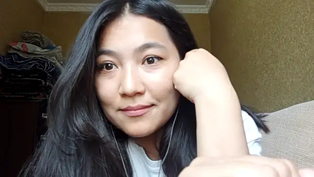 Snapshot of LinneaHyles chatting on October 2025 05:22:02 AM LinneaHyles online show from October 2025 05:22:02 AM