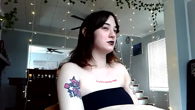 Trickylucy555 online show from April 2026 05:43:01 PM