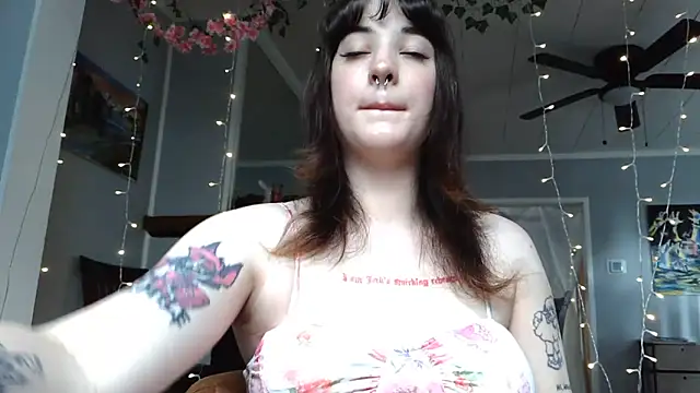 Snapshot of Trickylucy555 chatting on June 2026 06:23:01 PM Trickylucy555 online show from June 2026 06:23:01 PM