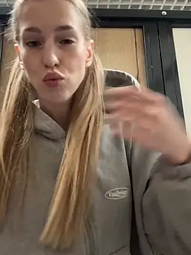 kira mia online show from December 2025 03:41:01 PM