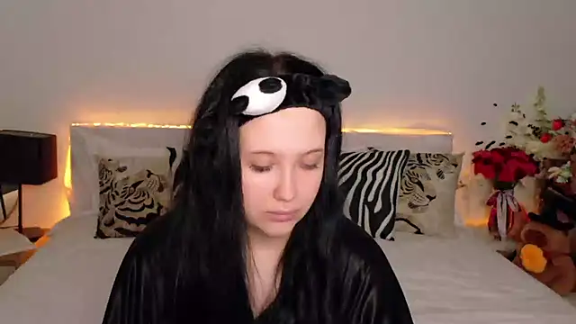 Felicia Herceg online show from October 2025 07:15:01 PM