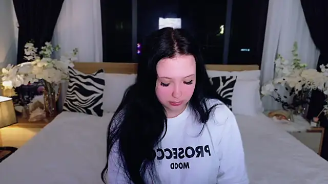 Felicia Herceg online show from November 2025 07:32:02 PM