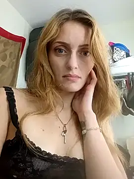 Snapshot of Tessietee chatting on April 2026 07:05:02 PM Tessietee online show from April 2026 07:05:02 PM