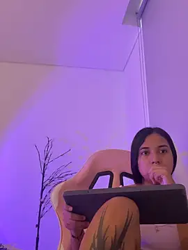 aly nicols online show from December 2025 10:17:02 PM