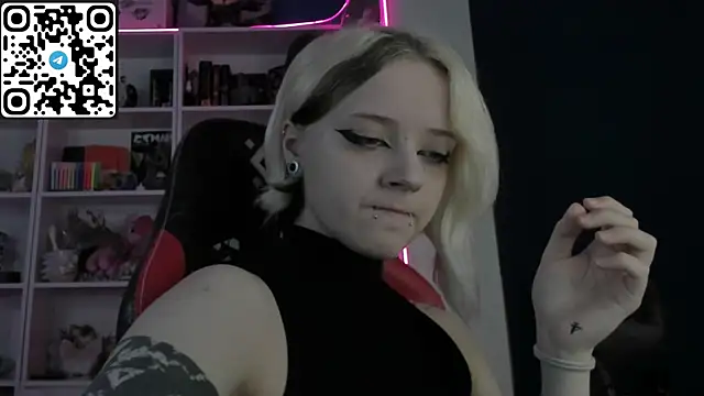 Snapshot of Holy_Mistress_S chatting on May 2026 08:41:01 AM Holy Mistress S online show from May 2026 08:41:01 AM