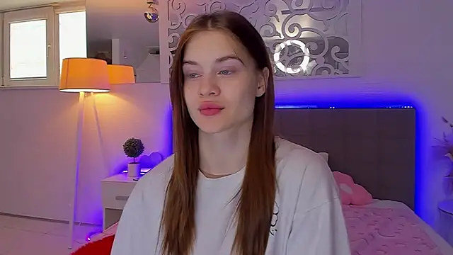 LuisaClover online show from April 2026 12:22:02 PM