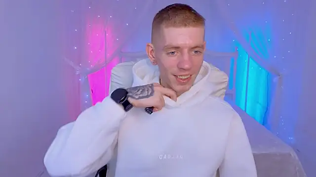 Cristian  Dior online show from November 2025 01:47:02 PM