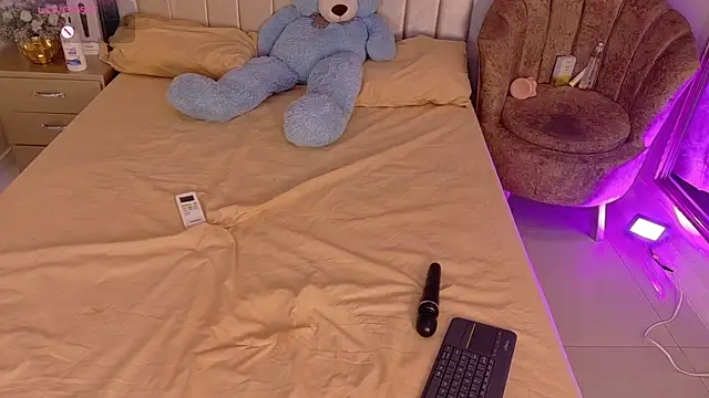 iam nicolle online show from December 2025 12:47:01 PM