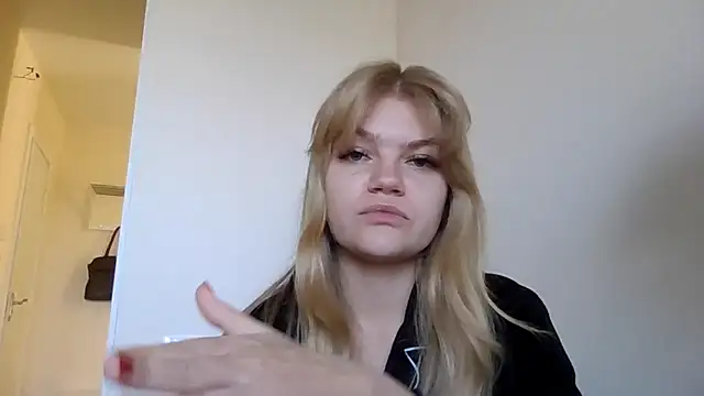 Snapshot of AuroraXRoses chatting on October 2025 12:04:02 PM AuroraXRoses online show from October 2025 12:04:02 PM