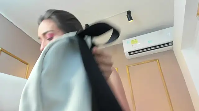 Snapshot of NahimiThompson chatting on November 2025 07:24:01 PM NahimiThompson online show from November 2025 07:24:01 PM