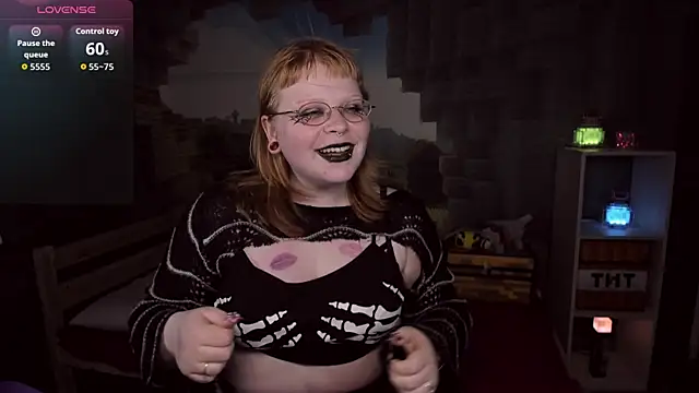 Snapshot of LottieReed chatting on October 2025 05:42:01 PM LottieReed online show from October 2025 05:42:01 PM