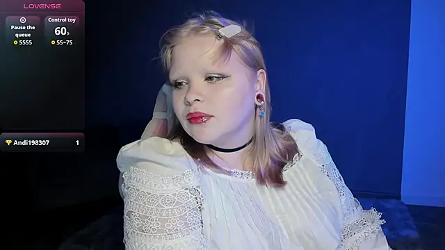 Snapshot of LottieReed chatting on May 2026 06:21:03 AM LottieReed online show from May 2026 06:21:03 AM