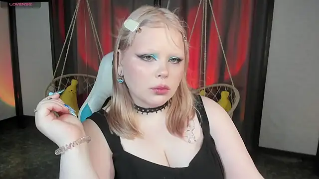 Snapshot of LottieReed chatting on May 2026 12:12:01 PM LottieReed online show from May 2026 12:12:01 PM