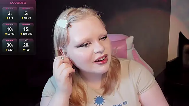 Snapshot of LottieReed chatting on May 2026 08:10:01 AM LottieReed online show from May 2026 08:10:01 AM