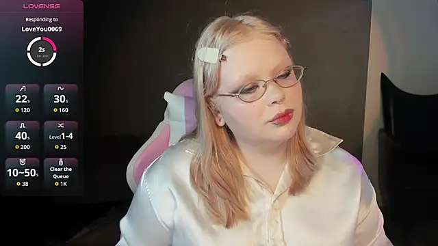 Snapshot of LottieReed chatting on May 2026 07:04:01 AM LottieReed online show from May 2026 07:04:01 AM