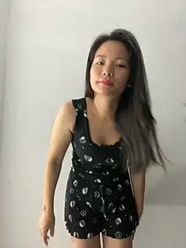 Bee Yellow00 online show from October 2025 05:14:02 PM