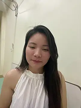 Bee Yellow00 online show from February 2026 05:06:02 AM