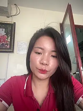 Snapshot of Bee_Yellow00 chatting on April 2026 04:15:01 AM Bee Yellow00 online show from April 2026 04:15:01 AM