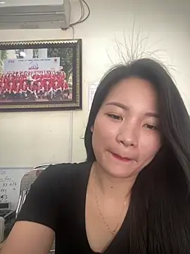 Snapshot of Bee_Yellow00 chatting on April 2026 04:26:01 AM Bee Yellow00 online show from April 2026 04:26:01 AM