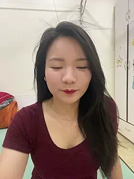 Snapshot of Bee_Yellow00 chatting on May 2026 04:41:02 AM Bee Yellow00 online show from May 2026 04:41:02 AM