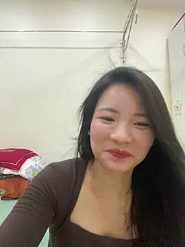 Snapshot of Bee_Yellow00 chatting on May 2026 04:29:02 AM Bee Yellow00 online show from May 2026 04:29:02 AM