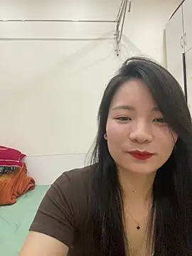 Snapshot of Bee_Yellow00 chatting on May 2026 04:39:01 AM Bee Yellow00 online show from May 2026 04:39:01 AM