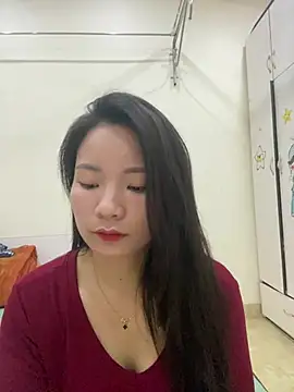 Snapshot of Bee_Yellow00 chatting on May 2026 04:42:02 AM Bee Yellow00 online show from May 2026 04:42:02 AM