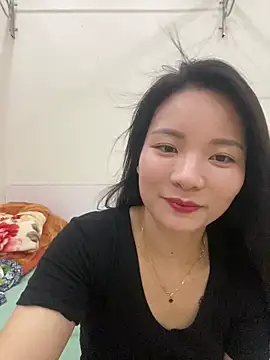 Snapshot of Bee_Yellow00 chatting on May 2026 04:18:02 AM Bee Yellow00 online show from May 2026 04:18:02 AM