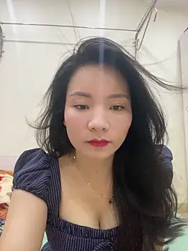 Snapshot of Bee_Yellow00 chatting on May 2026 04:41:01 AM Bee Yellow00 online show from May 2026 04:41:01 AM