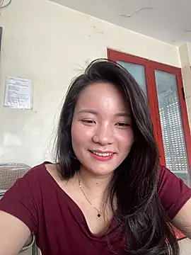Snapshot of Bee_Yellow00 chatting on May 2026 02:42:02 AM Bee Yellow00 online show from May 2026 02:42:02 AM