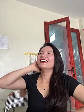 Snapshot of Bee_Yellow00 chatting on June 2026 01:45:01 AM Bee Yellow00 online show from June 2026 01:45:01 AM