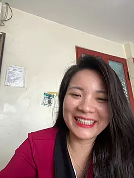 Snapshot of Bee_Yellow00 chatting on June 2026 01:52:02 AM Bee Yellow00 online show from June 2026 01:52:02 AM
