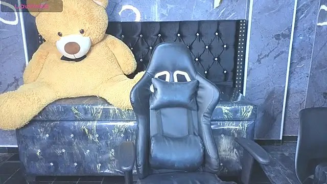 Aleja05 b online show from December 2025 08:16:02 PM