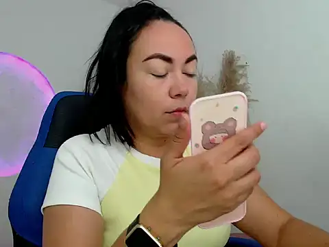 Yadis hot online show from November 2025 09:00:02 PM