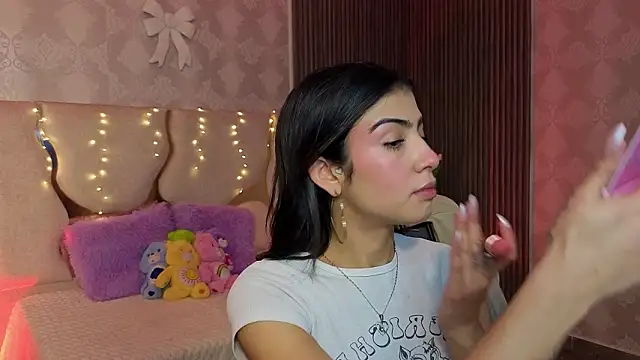 MAIILY TAY online show from March 2026 12:33:02 PM