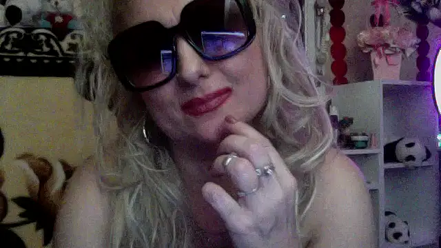 xHot Amazonq online show from December 2025 10:48:01 PM